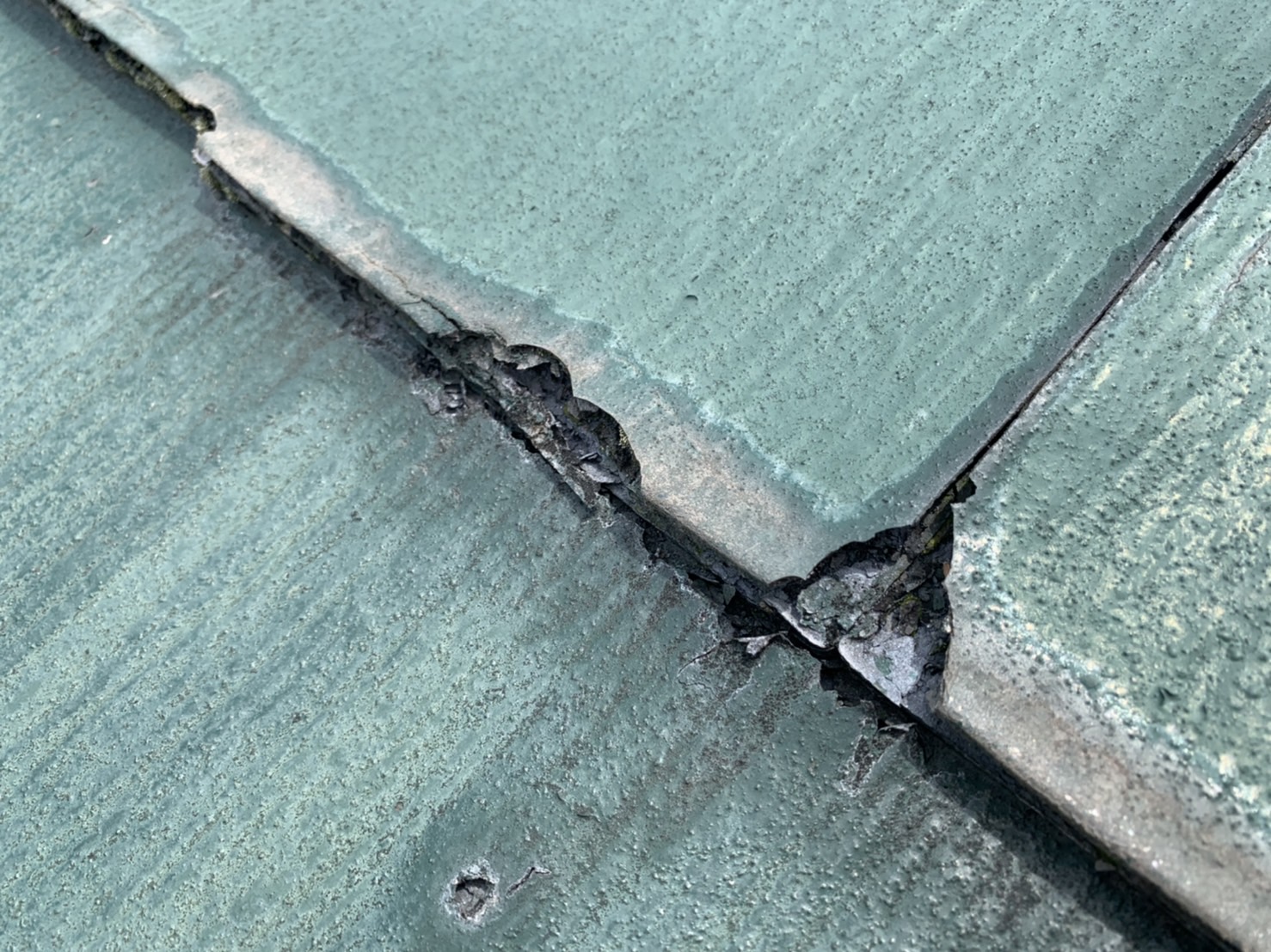 パミール屋根の層状剥離アップ