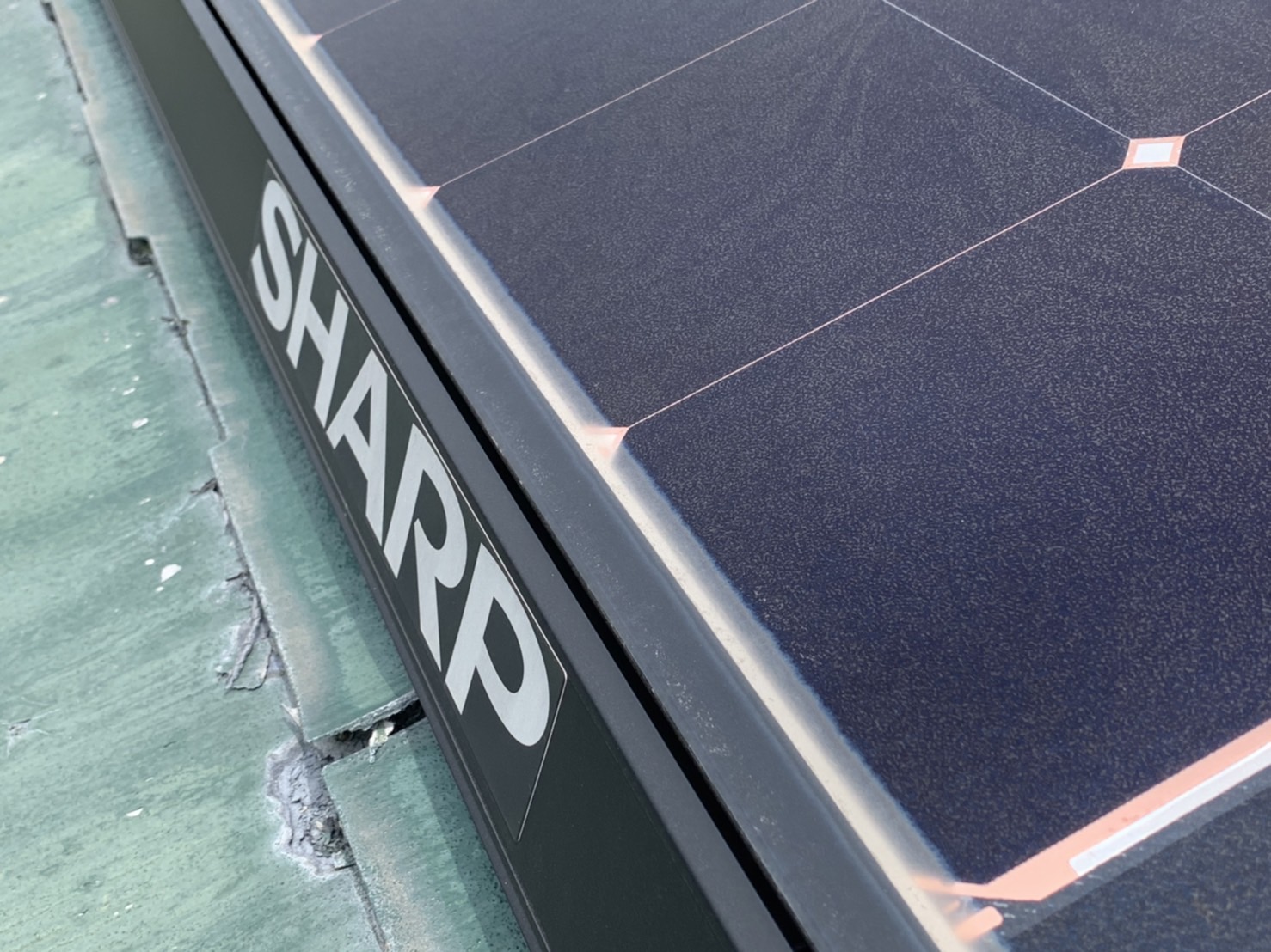 パミール屋根に太陽光パネルが載った写真