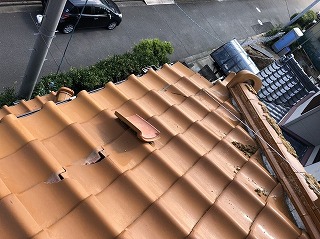 台風被害で棟瓦、桟瓦が破損
