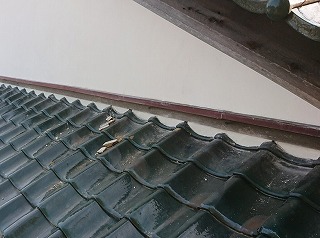 漆喰を剝がし、葺き土を整えて、新しく漆喰を塗り直し