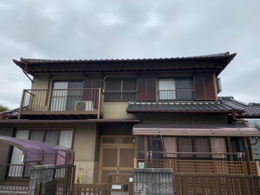 犬山市の皆さまへ屋根工事漆喰補修の作業風景