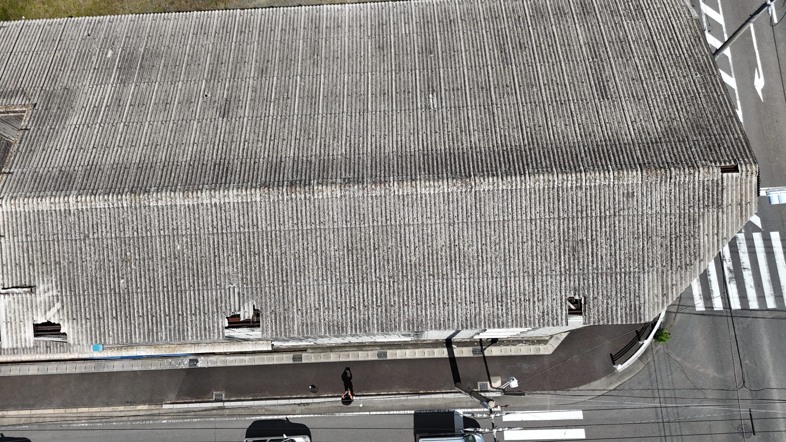 一宮市の4階建てスレート倉庫をドローンで調査している様子