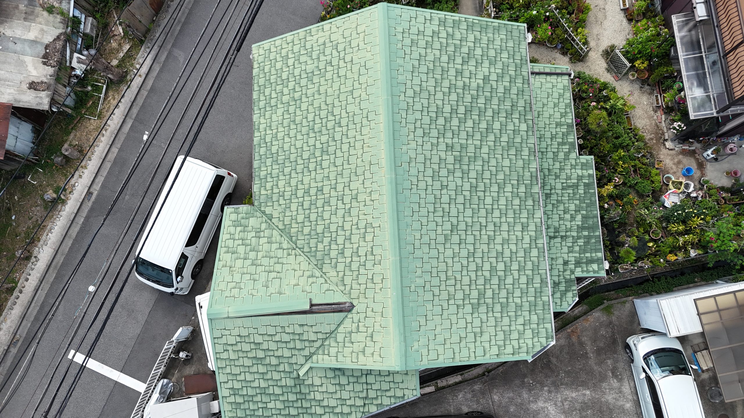 春日井市でゲリラ豪雨に伴う突風で棟板金が飛散！火災保険を活用して屋根カバー工法をご提案