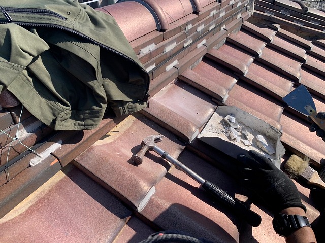 劣化した古い漆喰を除去している様子