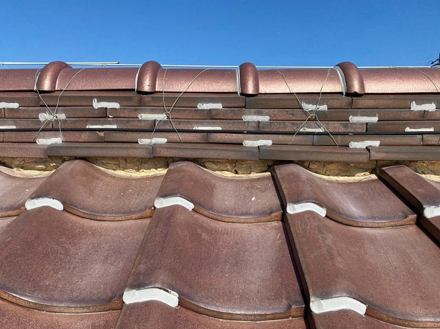 葺き土の状態を確認している写真