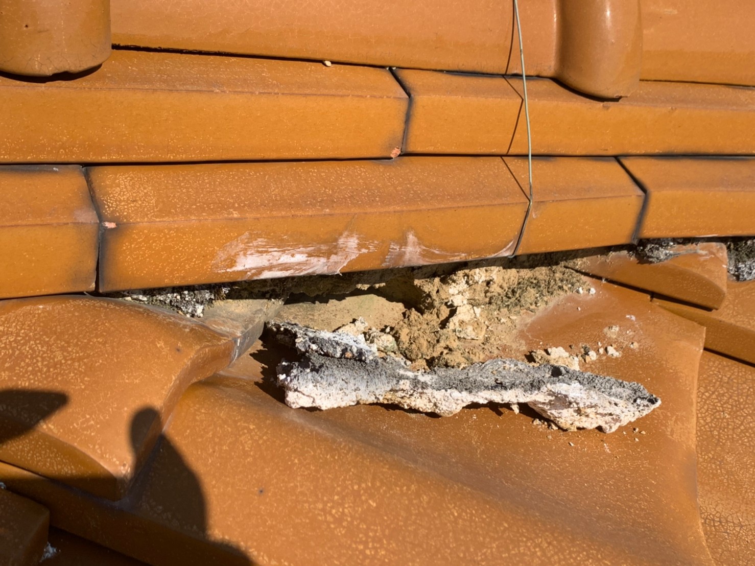 瓦屋根の漆喰が劣化しています