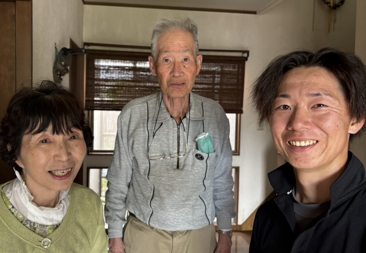 春日井市の皆さまへ苔カビが生え防水性を失ったスレート屋根材の屋根塗替え工事を施工