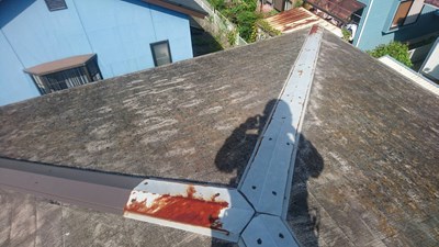 台風被害で棟板金飛来状況