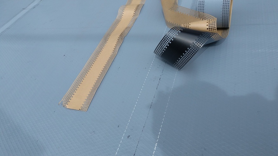緩衝シートのつなぎ目に専用のテープを貼り