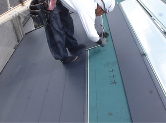 横暖ルーフ施工中