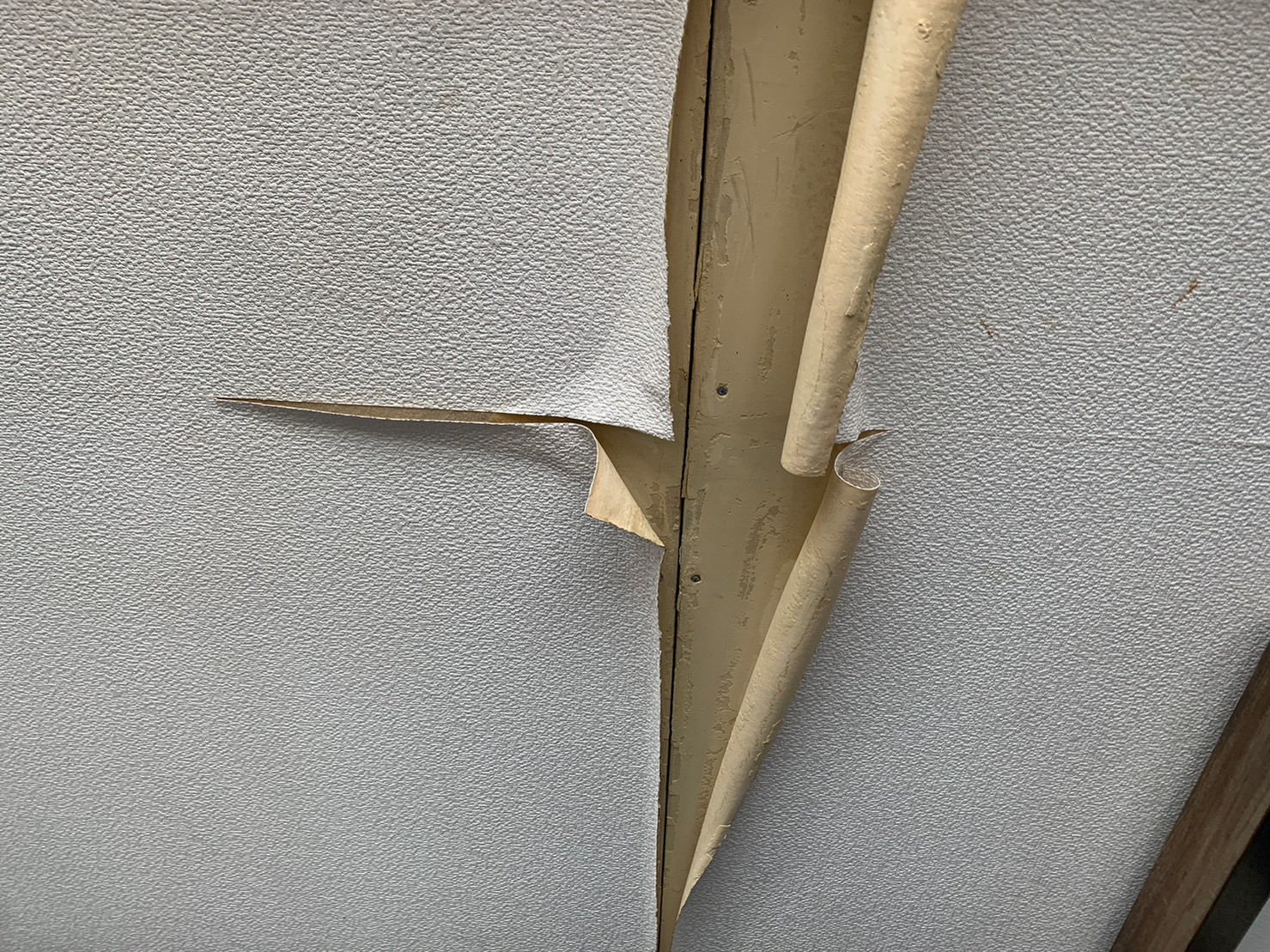 クロスが剥がれた室内